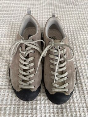 Scarpa woman’s Lace-Up Suede Sneakers in Beige and Black size 7